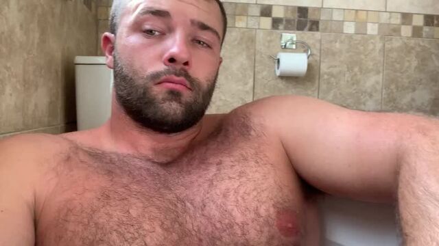 Красавчик max deeds дрочит в ванной