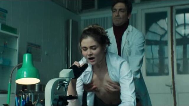 Трахнул в зад медсестру.(анал,раком,голые сиськи)