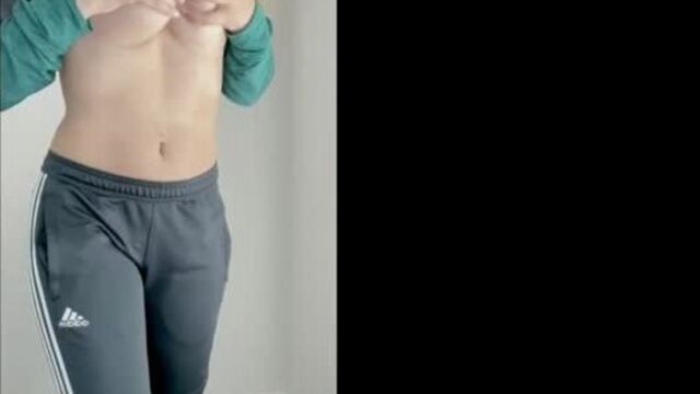 Молодая девочка показала свою грудь