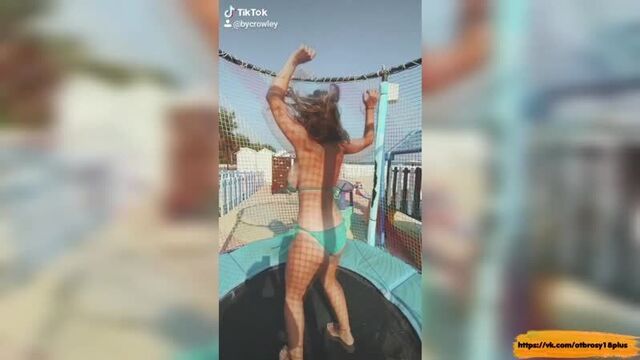 Годный тик-ток - огромная грудь в купальнике и батут