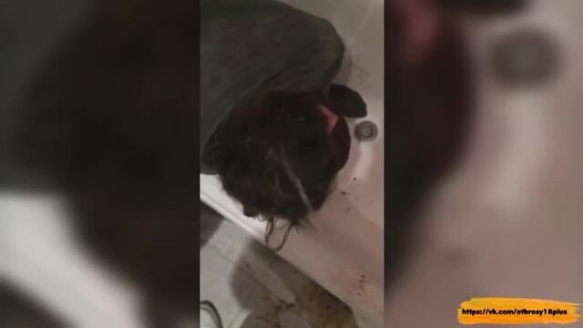 Облил пьяную девочку в ванной на вписке