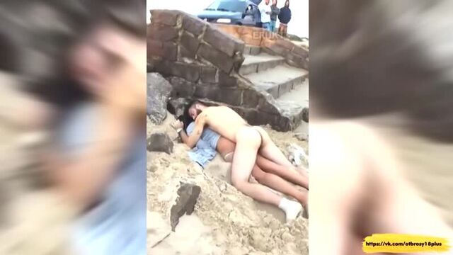 Пьяная парочка уснула на пляже при занятии сексом