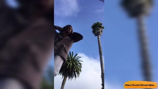 Молодая и сексуальная студентка показала грудь на улице