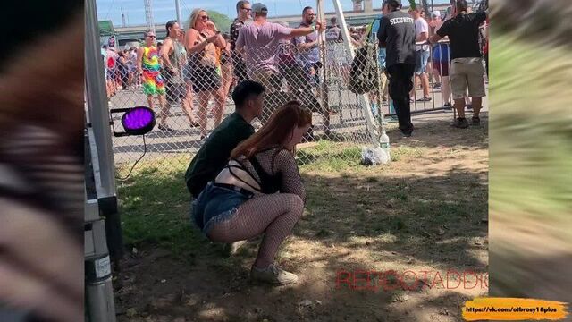 Сочный зад милашки на фесте в америке