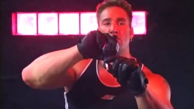 Билли хэрингтон брутально пьёт пиво и закуривает сигарету