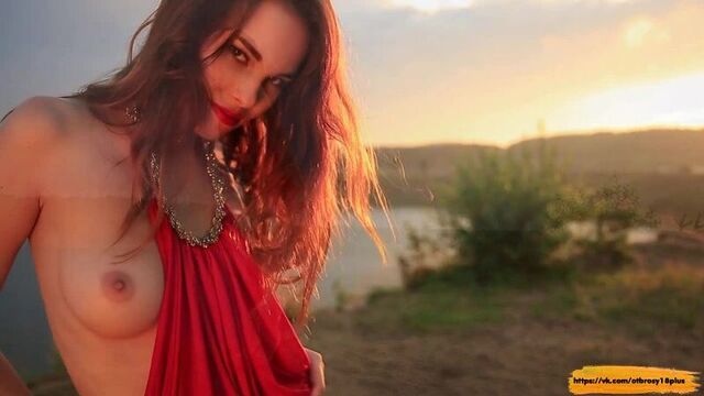 Русская модель раздевается под музыку на природе