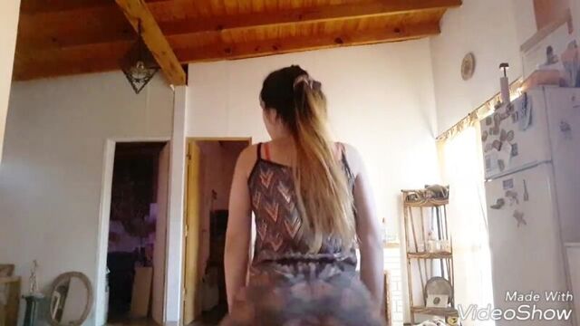 Молодая русская девушка в ночнушке трясет ягодицами жопы танцуя горячий тверк булками на кухне домашнее порно видео секс эротика