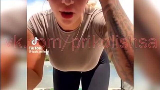 Играет в гольф