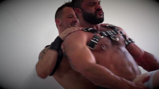 #гейхран. 2017 три качка ебутся дома. гей порно качки бодибилдеры группа ебля лижет анус римминг бдсм