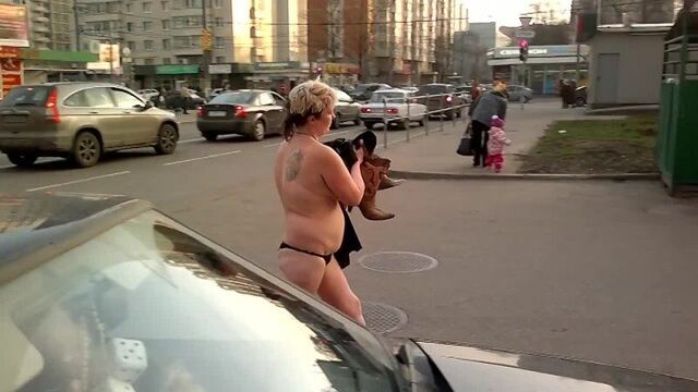 Голая баба на улице..