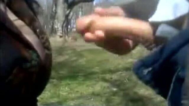 Мужик дрочит в парке а девушки ему помогают