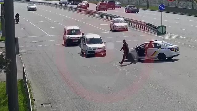 Мотоциклист сбил полицейского