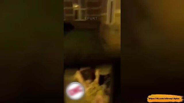 Спалил мужика который лизил подружке на улице