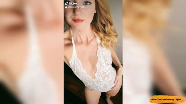 Голый тик-ток - показала пирсинг в соске