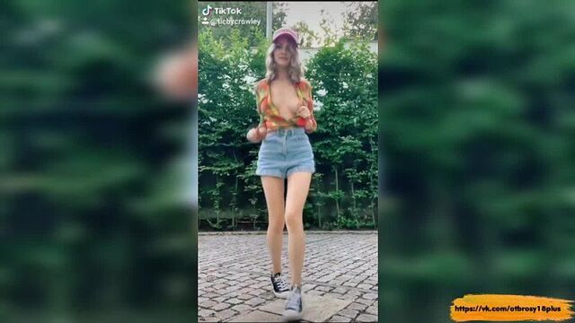 Голый тик-ток - рубашку надела а лифчик забыла