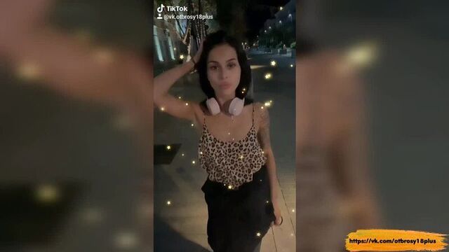 Голый тик-ток - скромно показала сисечки в городе