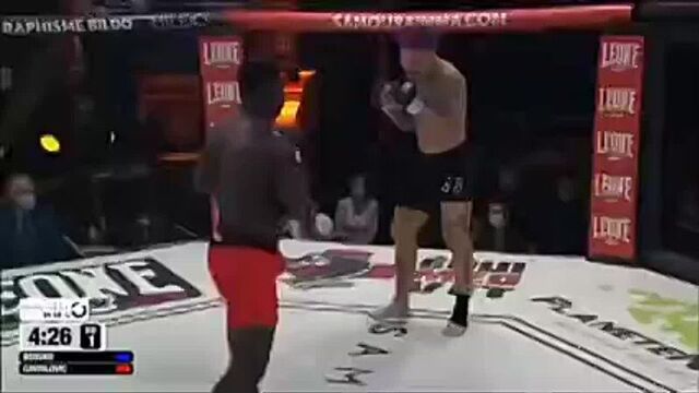 Джокер забивает в кашу тёмного рыцаря на глазах у жителей готэма. l;jrth pf,bdftn d rfie n`vyjuj hswfhz yf ukfpf[ e ;bntktq ujn'