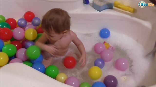 Игорек и арина в ванной с шариками открываем сюрпризы щенячий патруль