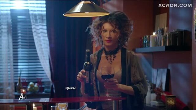 Елена подкаминская-голая грудь в сериале кухня(россия)