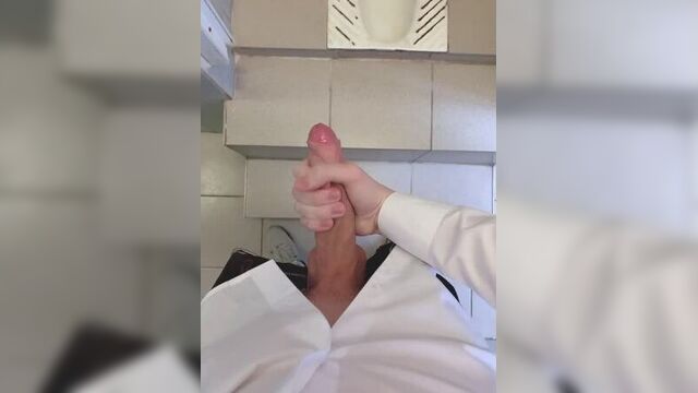 Парень дрочит в школе (18 лет)