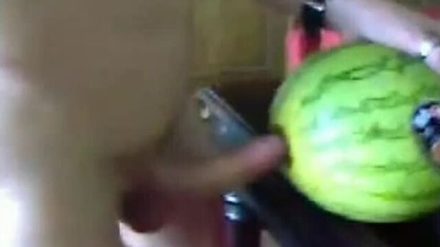 Парень трахает арбуз