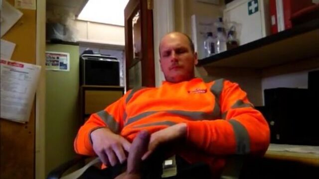 Мужик мастурбирует