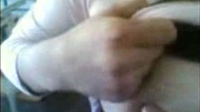 Школьница показывает сиськи в школе в классе одноклассница без лифчика голая грудь сосочки дала потрогать