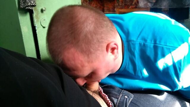 #гейхран. русский жирный защеканец получает сперму в рот. гей бдсм порно сосёт хуй унижен опущен петух пидор ебет кончает вафлёр