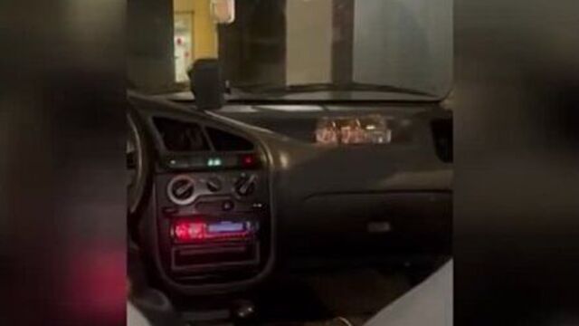 Сплитика устроила разборки с таксистом и разбила ему стекло. ей не понравилось, что таксист привез е