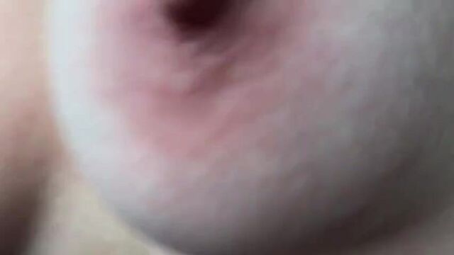 Мама подрочила член сына на свое зрелое но очень сладкое тело.mp4