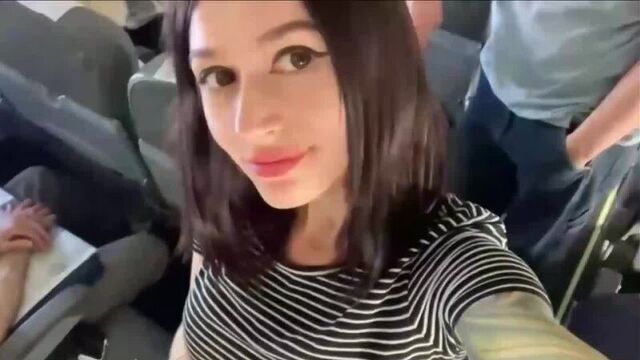 Мастурбирует в туалете самолёта