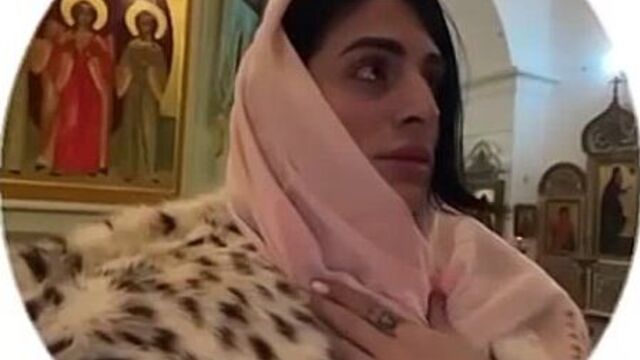 Фрик- транс хилми пришел в церковь, чтобы поставить свечку за отмену закона о недопустимости пропаганды лгбт ????