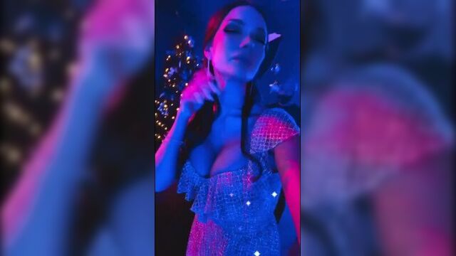 Яна кошкина в ночном клубе сиськи так и просятся наружу