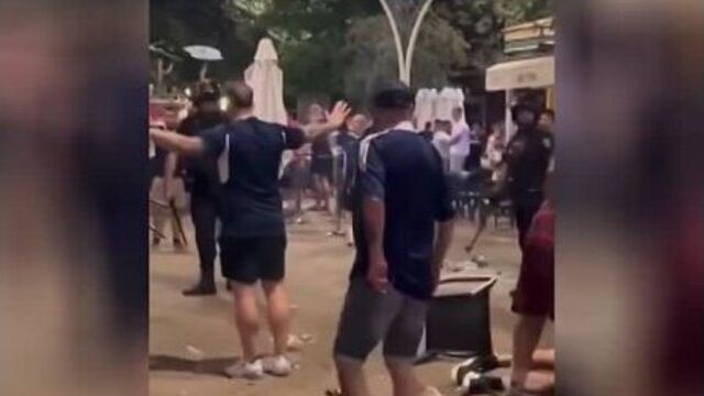 Шотландцы прошлой ночью в испании. на втором видео подключается местная полиция.