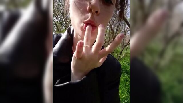 Девушка мастурбирует на улице 18+
