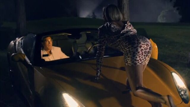 Кэмерон диаз елозит п..дой по лобовому стеклу