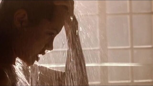 Анджелина джоли (angelina jolie) голая в фильме «лара крофт: расхитительница гробниц» (2001)