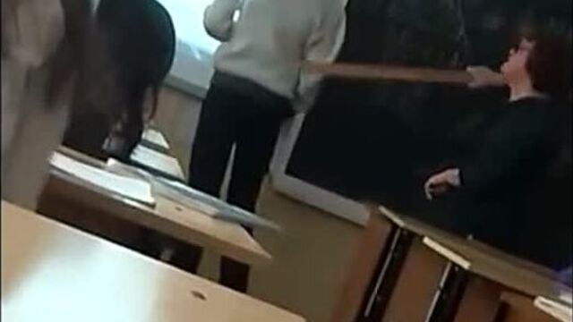 Учительница бьёт школьника. школа №8, новомосковск