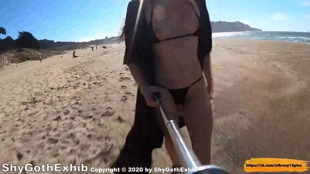 Приспустила купальник и пошла гулять по пляжу