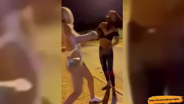 Драка двух альфа-самок в америке в оголением оппонента