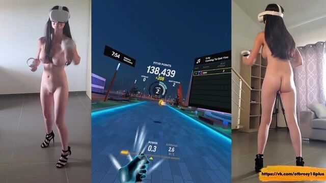 Русская девочка с сочным телом играет голая в vr