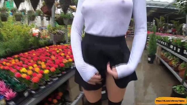 Милашка пошла выбирать цветы а нижнее белье забыла дома