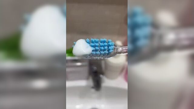 Когда решил почистить зубы новой щёткой