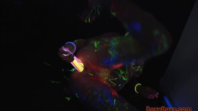 Roxy трахает себя светящимися игрушками в темноте raye_blacklightmess