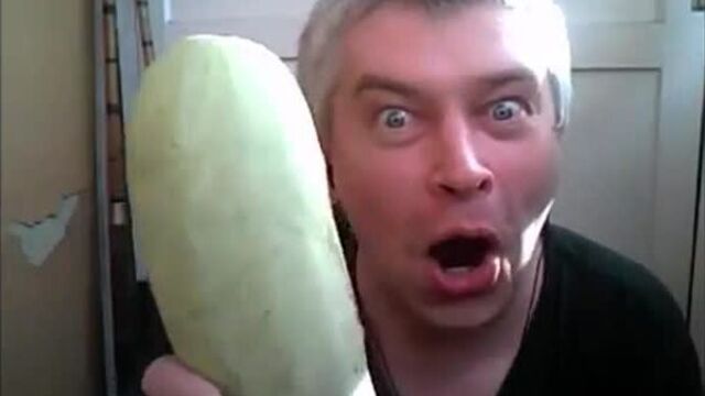 Геннадий горин говорит по вебке покажи сиськи или кабачок вам покажу (юмор видео прикол про психа)