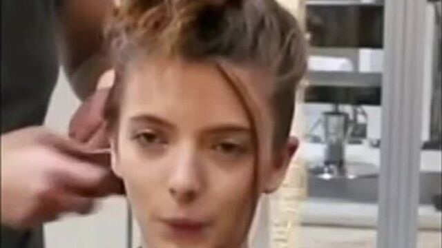 Налысо побрили девочку, ей идёт