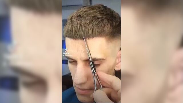 Как подстричь короткую челку в мужской стрижке // стрижем чуб в кроп