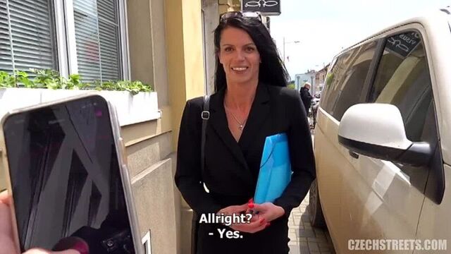 Милфа гуляет с вибратором в киске