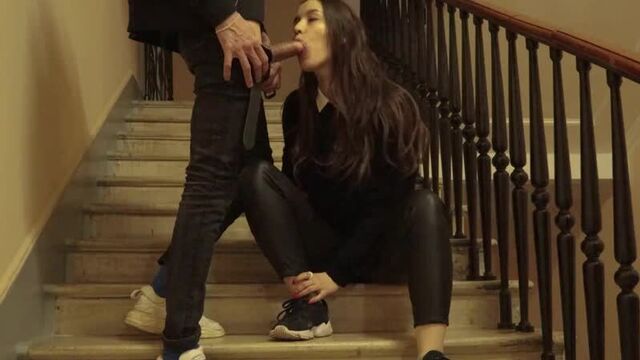 Трахнул симпатичную студентку в подъезде [brazzers, жмж, мжм, порно, секс, milf, минет, сестра, любительское, сосет, русское]