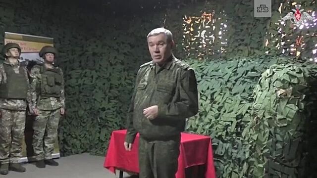 Начальник генштаба герасимов вручил в зоне сво государственные награды военным, отличившимся при освобождении марьинки